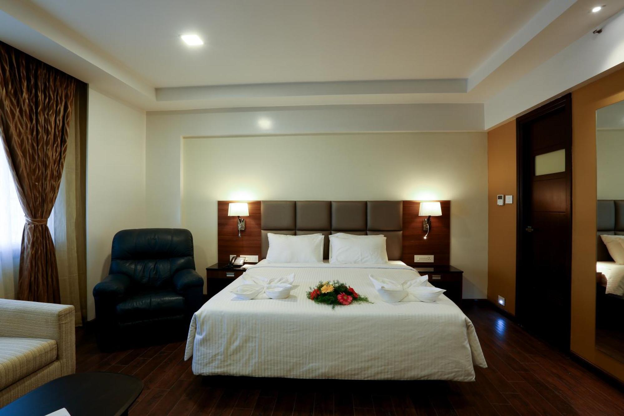โฮเต็ล สีธารัม ซีเล็ค Hotel โคอิมบาทอร์ ภายนอก รูปภาพ