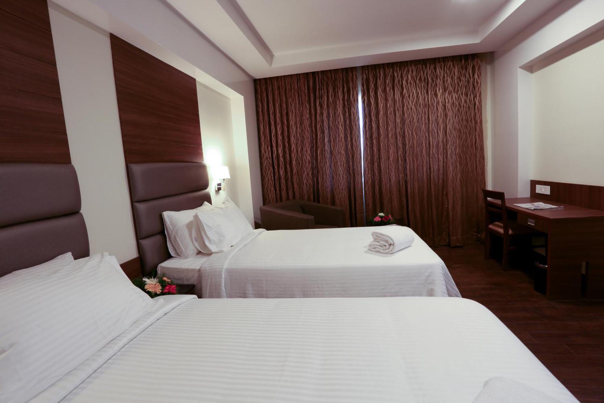โฮเต็ล สีธารัม ซีเล็ค Hotel โคอิมบาทอร์ ภายนอก รูปภาพ