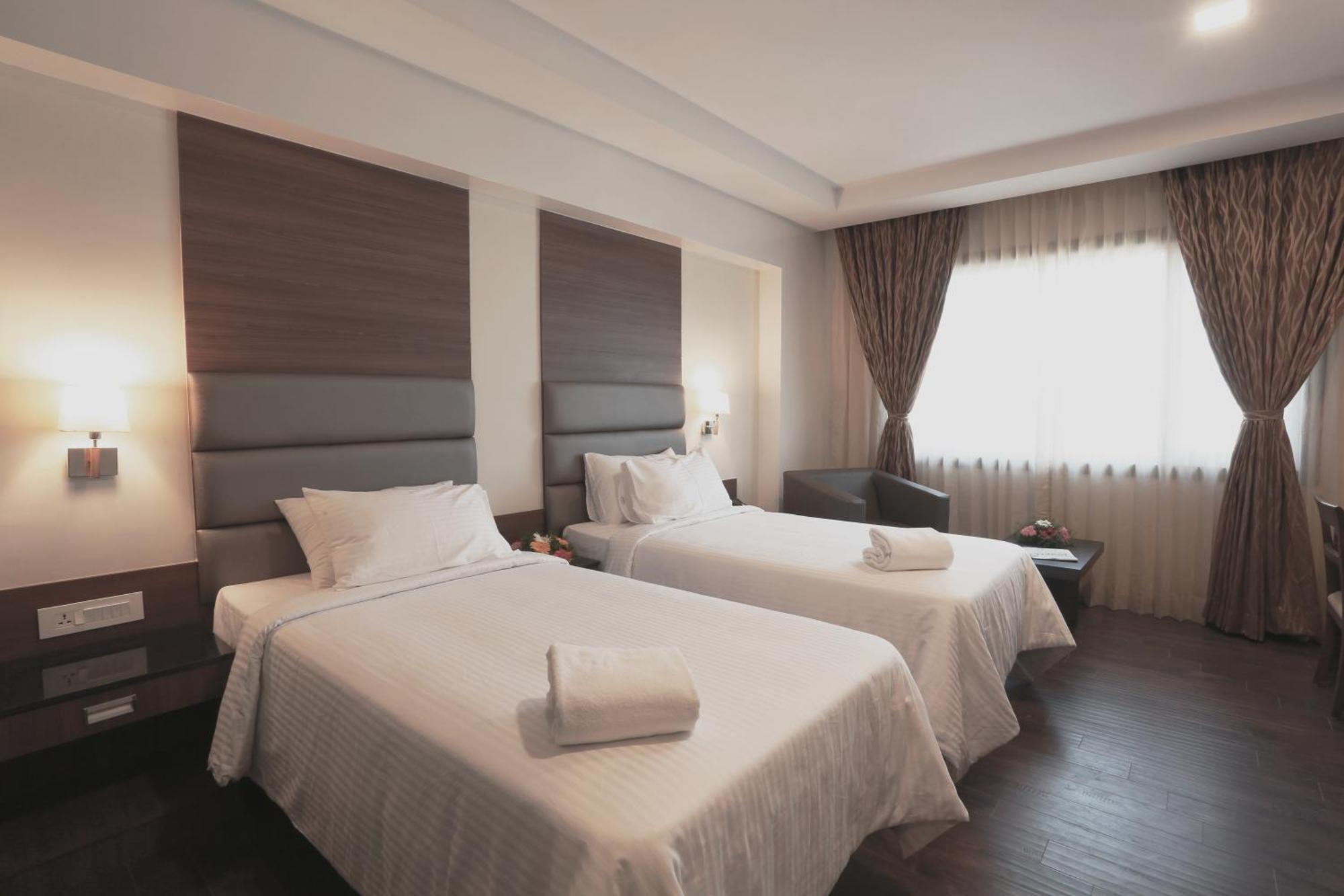 โฮเต็ล สีธารัม ซีเล็ค Hotel โคอิมบาทอร์ ภายนอก รูปภาพ